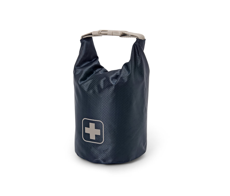 Eine blaue Erste-Hilfe-Tasche mit einem weißen Kreuz auf einem weißen Hintergrund.