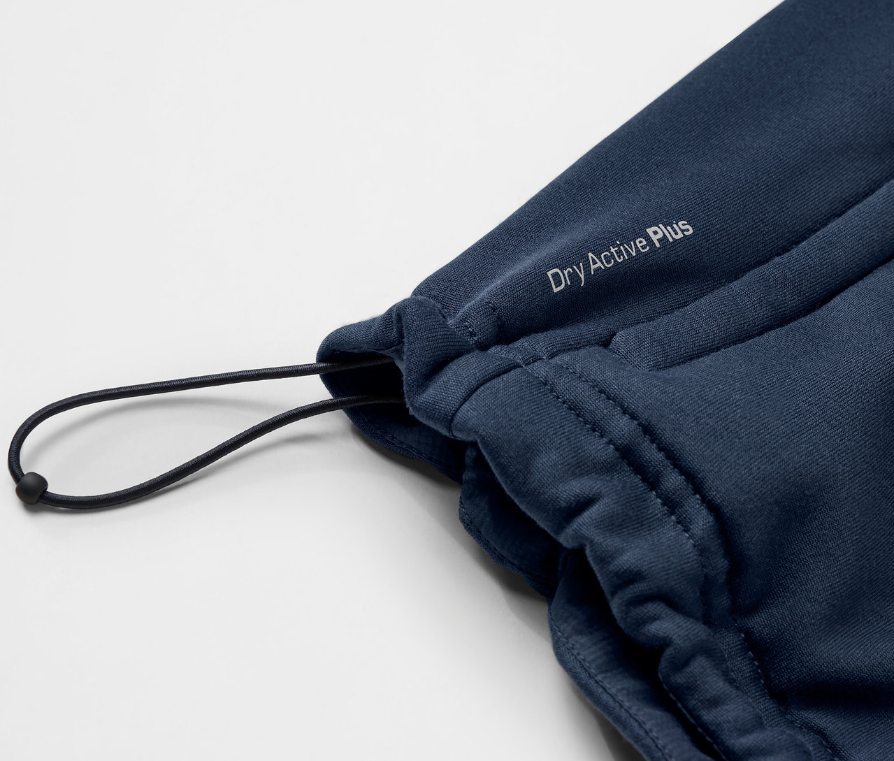 Detailaufnahme einer blauen Thermoweste mit Kordelzug.