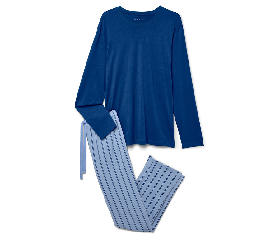Blaues langärmeliges Pyjama-Oberteil und gestreifte Hose liegen auf einem weißen Hintergrund.