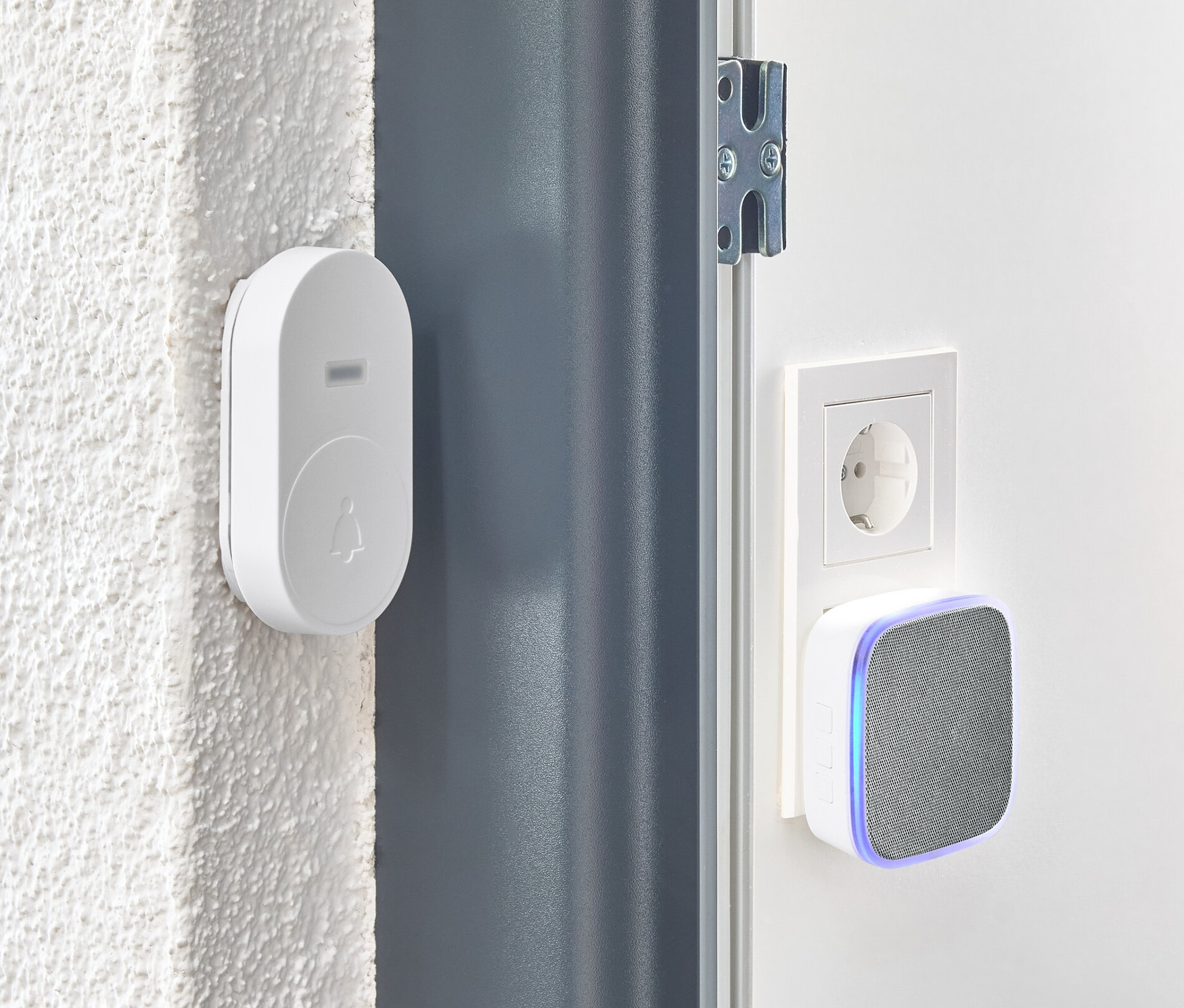 Ein weißes Funkklingel-Set ist an der Wand neben einer Tür montiert.