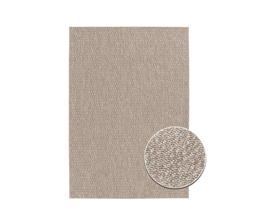 Detailaufnahme eines beigen Teppichs »Twine« mit weichem Chevron-Muster.