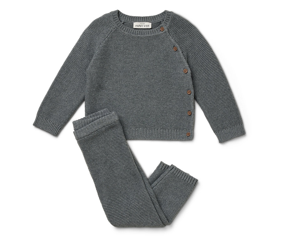 Graue Baby-Strickkombi mit Knopfleiste Pullover und Hose.