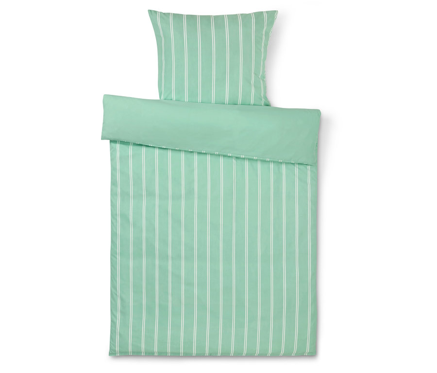 Draufsicht eines Bettwäsche-Sets mit Kissenbezug und Bettbezug mit vertikalen weißen Streifen auf grünem Hintergrund.