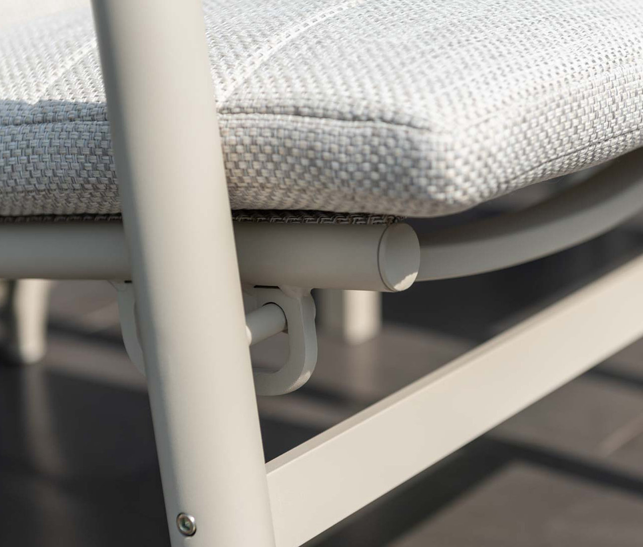 Detailansicht eines hellgrauen ScanCom Outdoor-Loungesessels mit verstellbarer Rückenlehne.