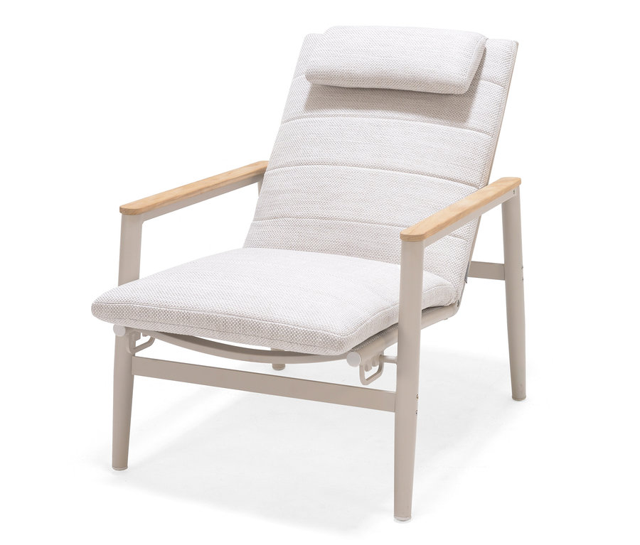 Hellgrauer ScanCom Outdoor-Loungesessel mit verstellbarer Rückenlehne und Armlehnen aus Holz.