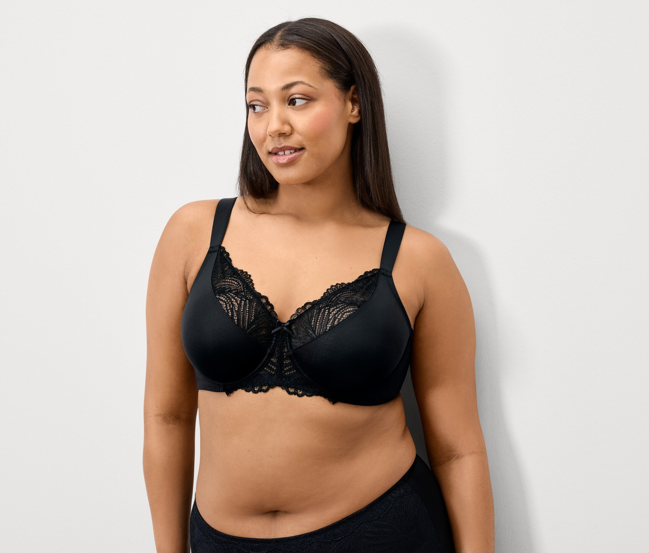 Frau trägt einen schwarzen Spitzen-BH.