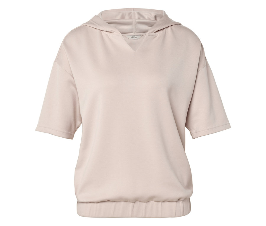 Ein beiger Kapuzenpullover mit kurzen Ärmeln ist auf dem Bild zu sehen.