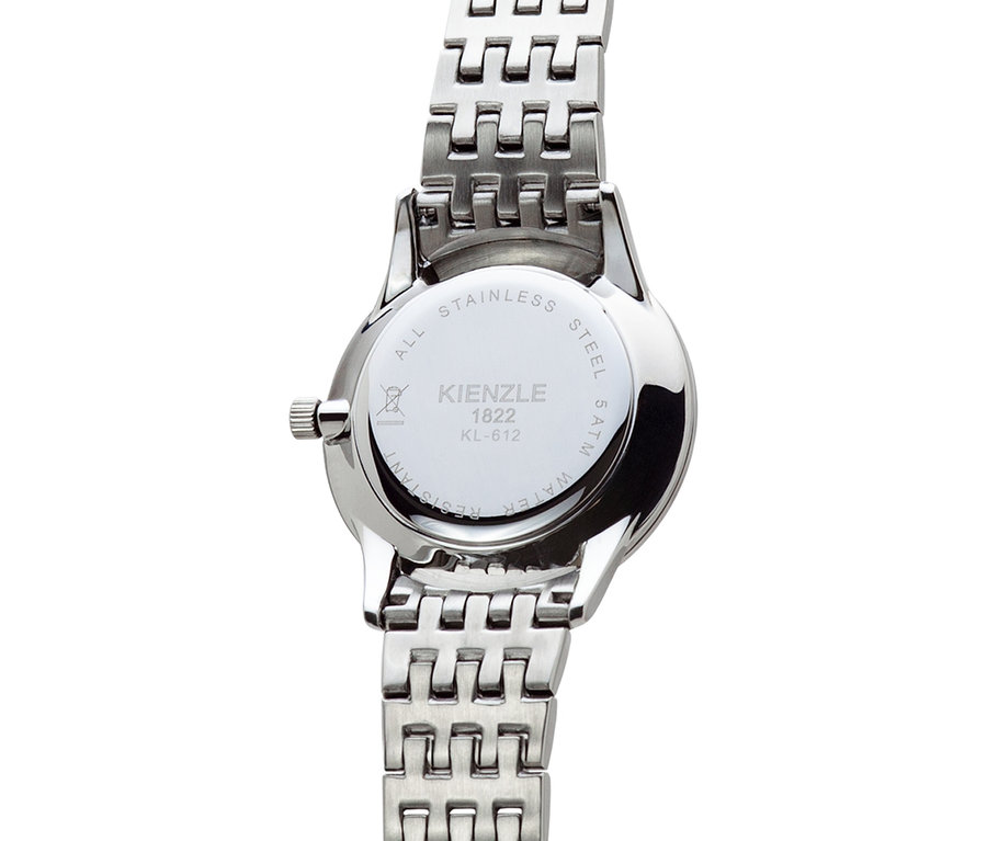 Nahaufnahme der Rückseite einer silbernen Kienzle-Uhr mit Metallarmband. Auf der Rückseite steht "All Stainless Steel Water Resistant 5 ATM".