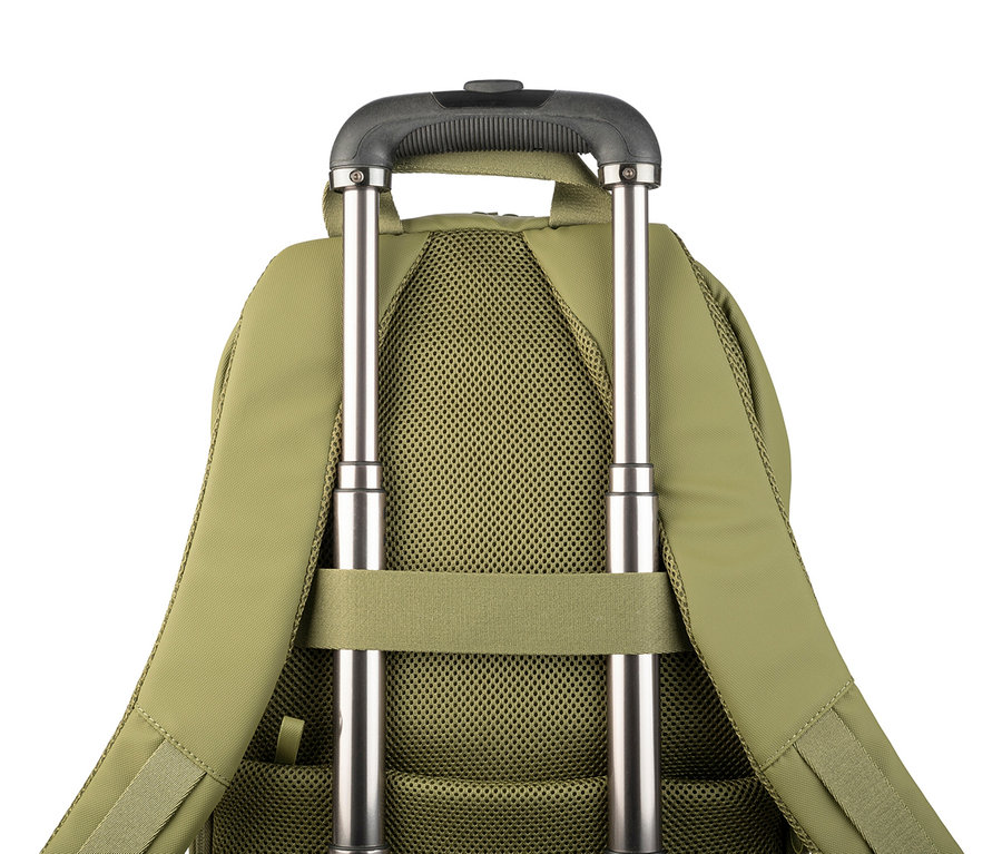 Nahaufnahme der Rückseite eines olivgrünen Rucksacks mit einem Trolley-Griff
