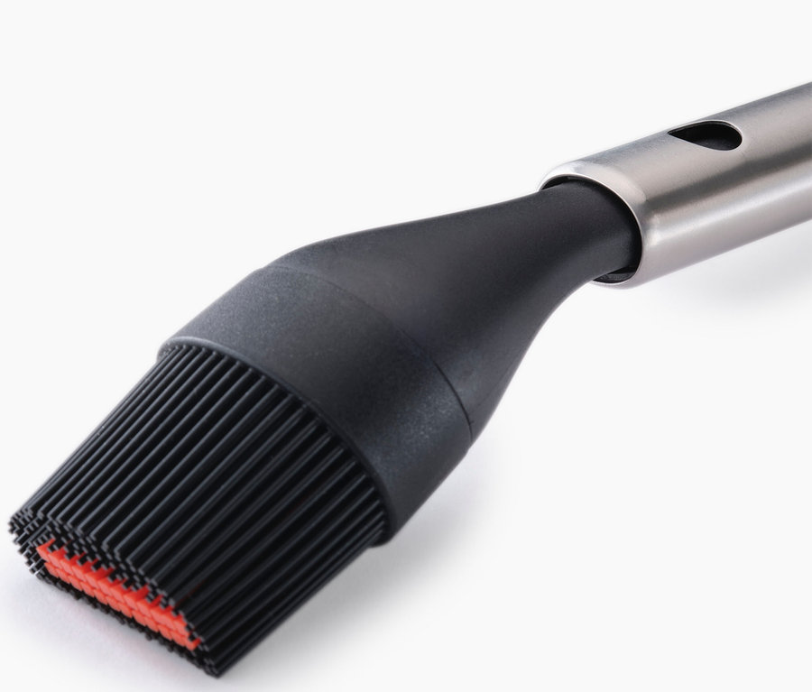 Nahaufnahme eines schwarzen Silikon-Backpinsels mit silbernem Griff.