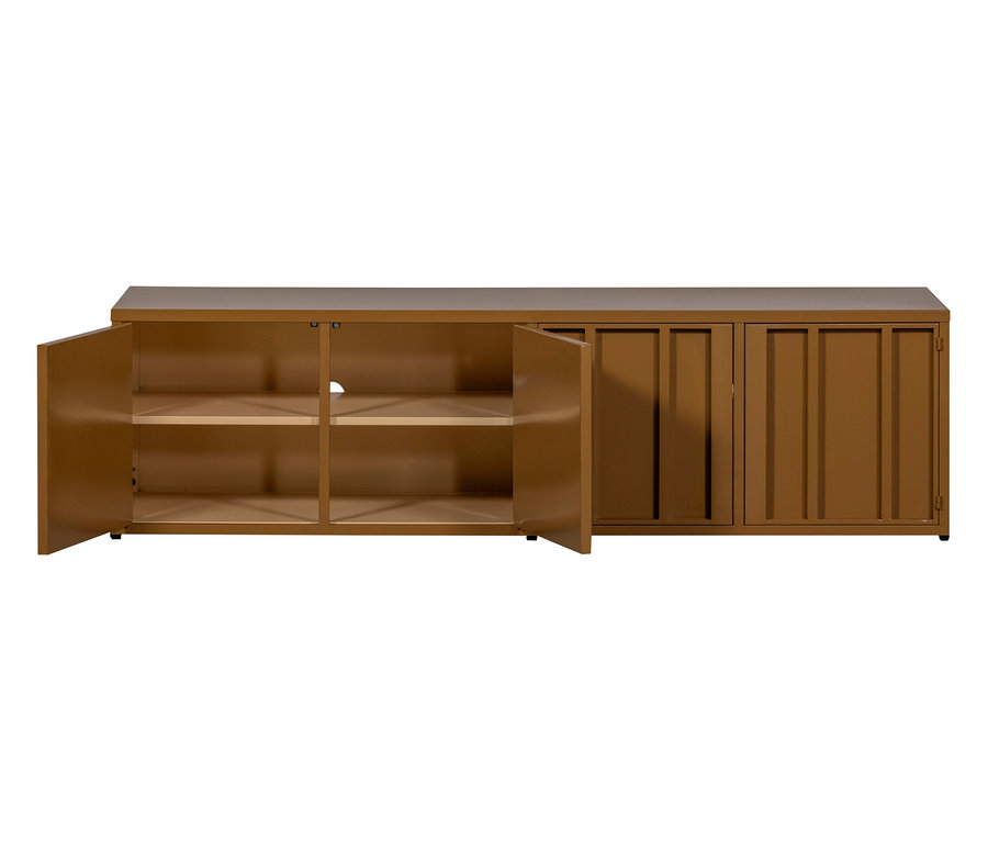 Ein Sideboard aus Metall in einem warmen Braunton steht vor einem weißen Hintergrund. Zwei der Türen stehen offen und geben den Blick auf zwei Regalböden frei.