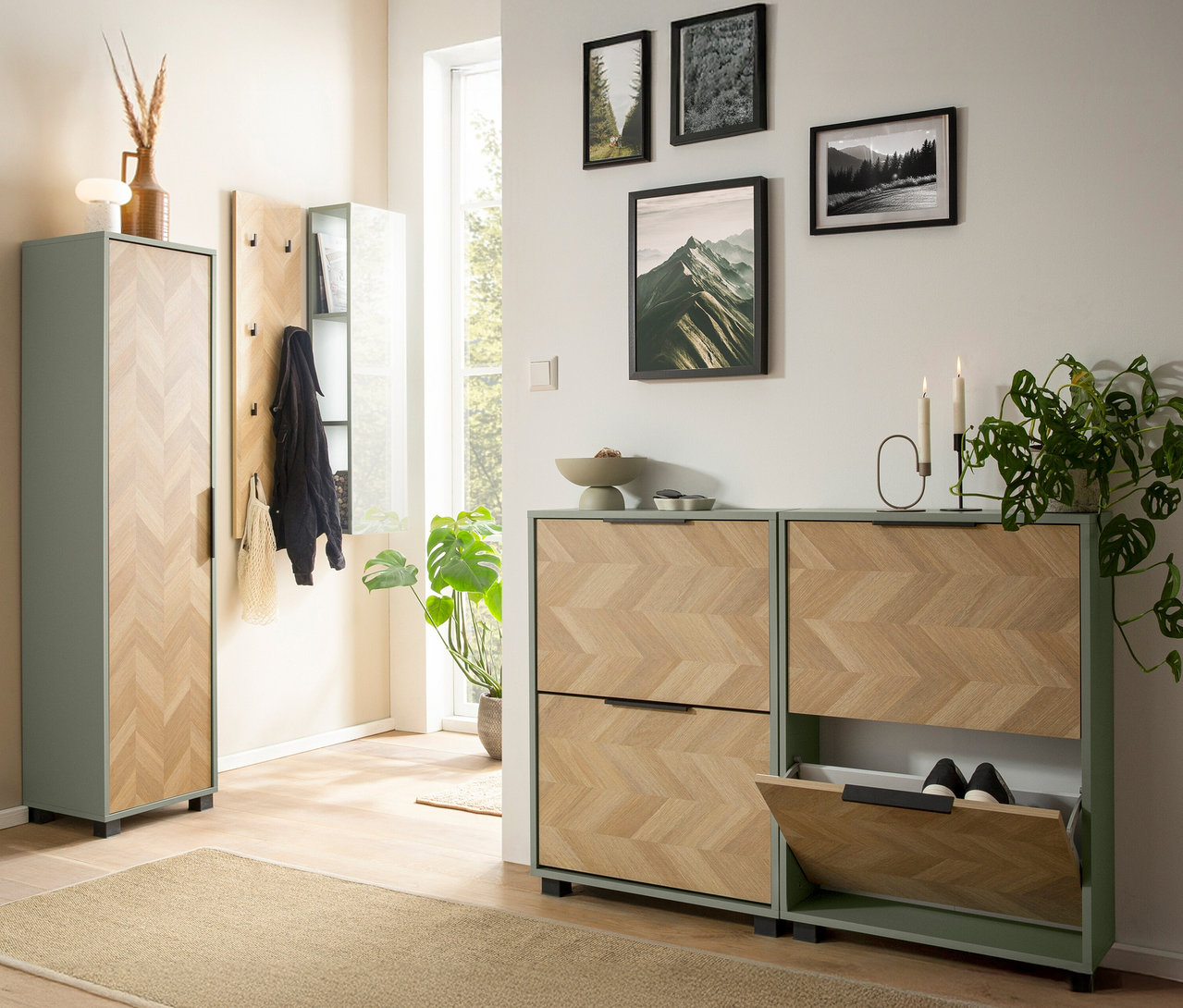Eingangsbereich mit einem pistazienfarbenen Schuhkipper »Piazza« mit zwei Klappen und Fischgrätenmuster, sowie einem Spiegelregal »Piazza« in Pistazie.