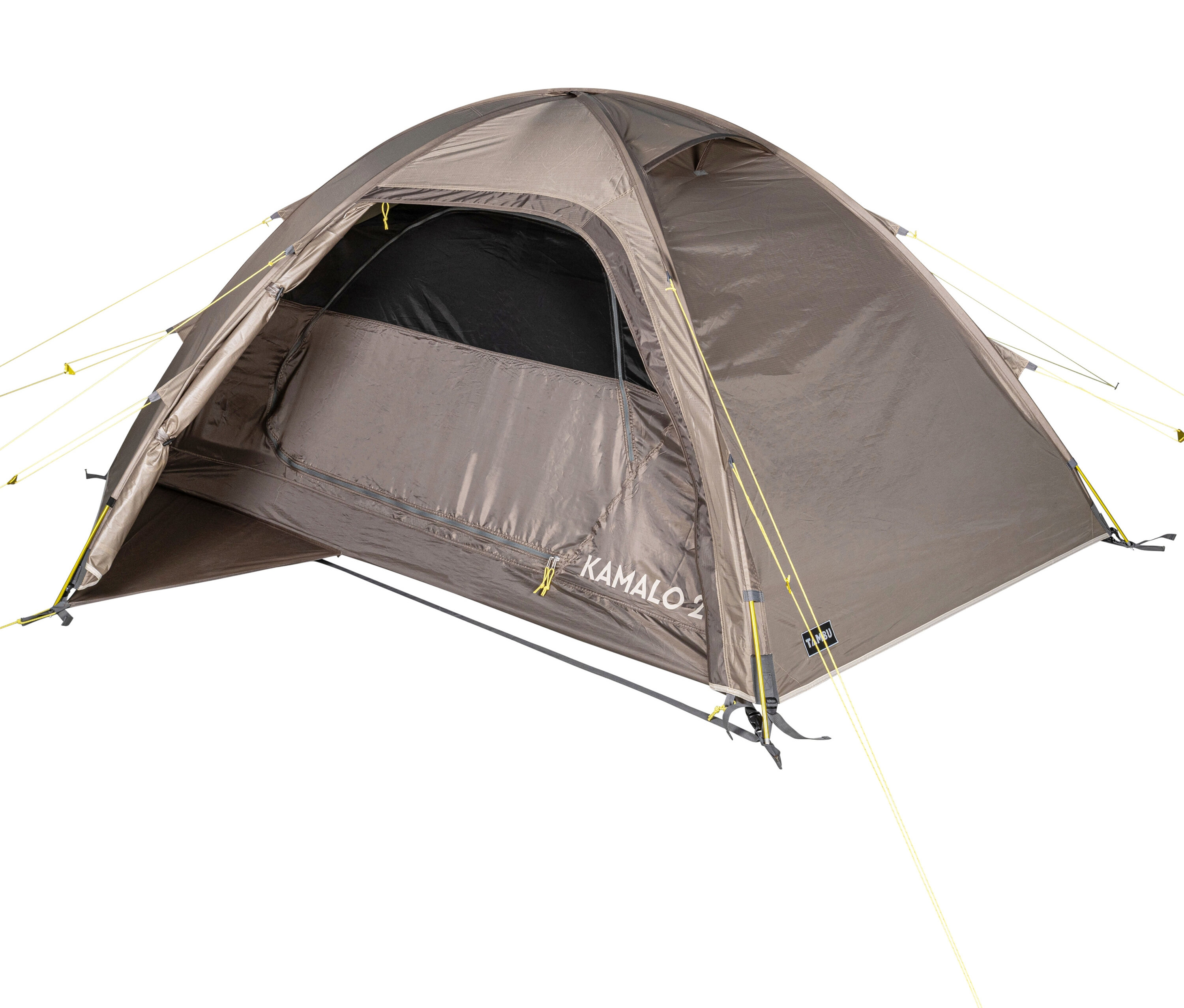 Das braune Tambu »KAMALO 2« 2-Personen-Kuppelzelt steht mit geöffnetem Eingang da, befestigt mit gelben Seilen.
