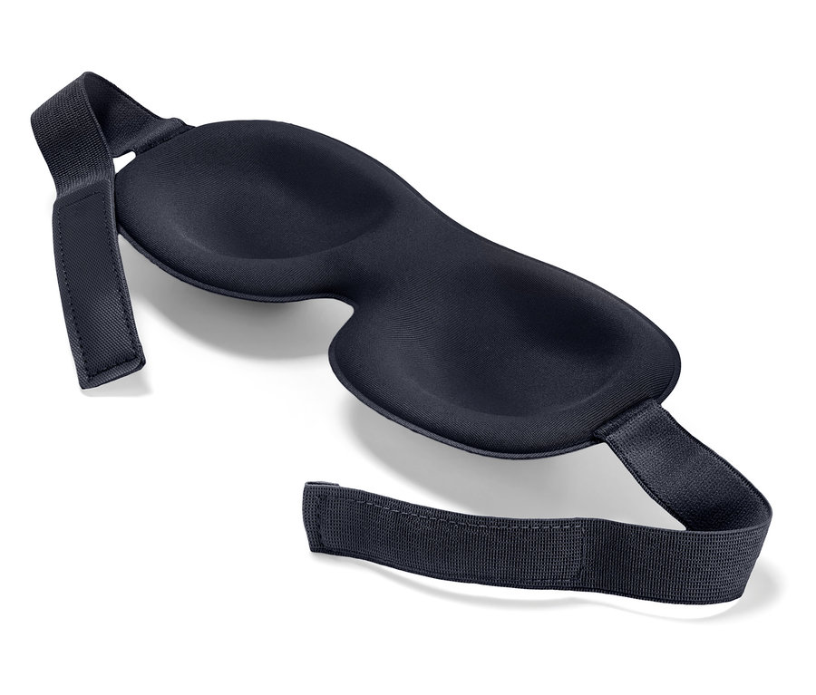 Eine schwarze Schlafmaske liegt auf einem weißen Hintergrund.