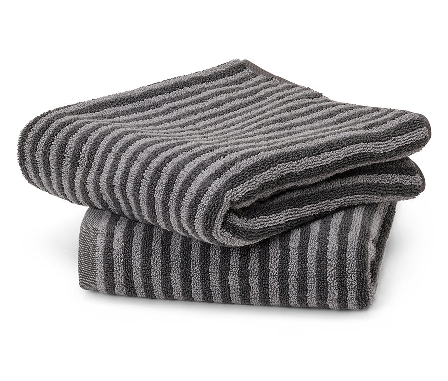Zwei gestreifte, graue Handtücher liegen gestapelt übereinander.