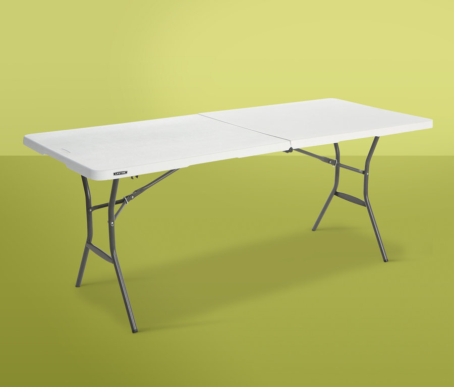 Weißer Lifetime-Kunststoff-Klapptisch auf grünem Hintergrund.