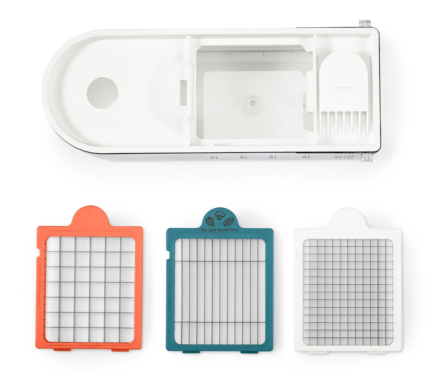 Aufsatz und drei Klingen des Obst- und Gemüseschneiders auf weißem Hintergrund.