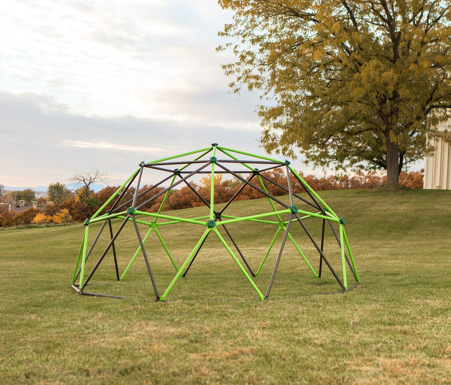 Auf einem Rasen steht ein großes LIFETIME-Klettergerüst »Geodome«.