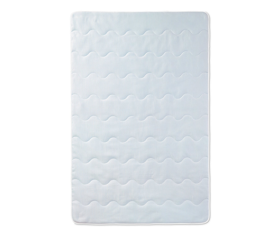 Nahaufnahme einer gesteppten, kühlenden Bettdecke mit gewelltem Muster.