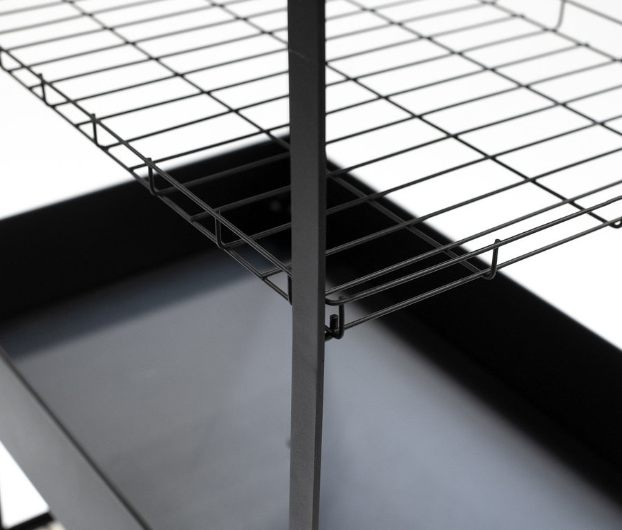 Detailansicht der schwarzen Kräuterfabrik »Urban Expert« mit Metallregalen.