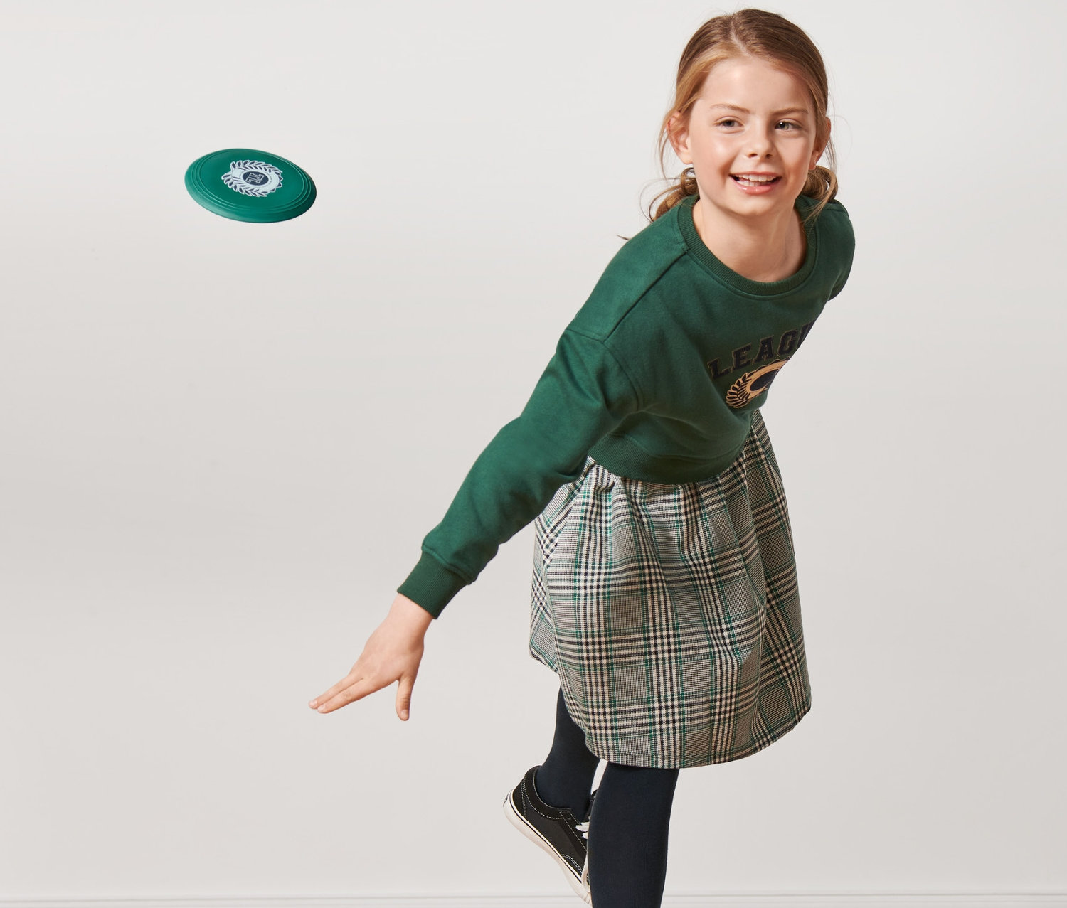 Mädchen wirft Soft-Wurfscheibe.