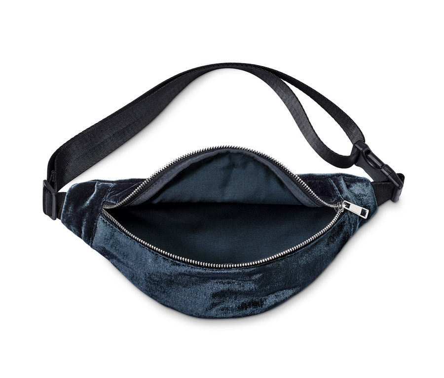 Geöffnete Samt-Gürteltasche.