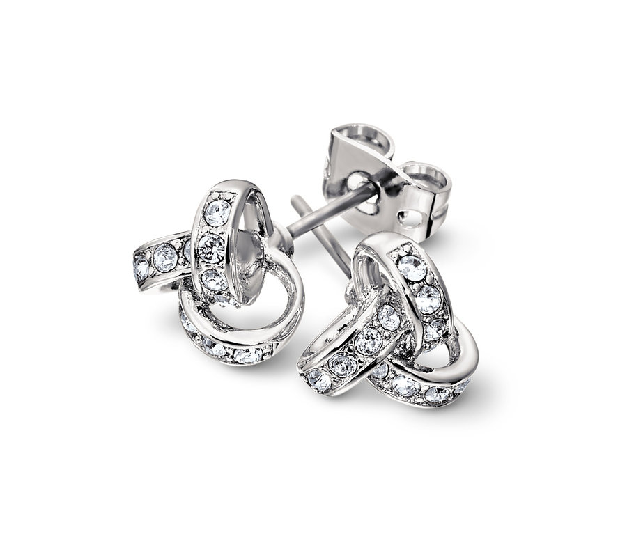 Zwei Ohrstecker veredelt mit Kristallen von Swarovski® auf weißem Hintergrund.