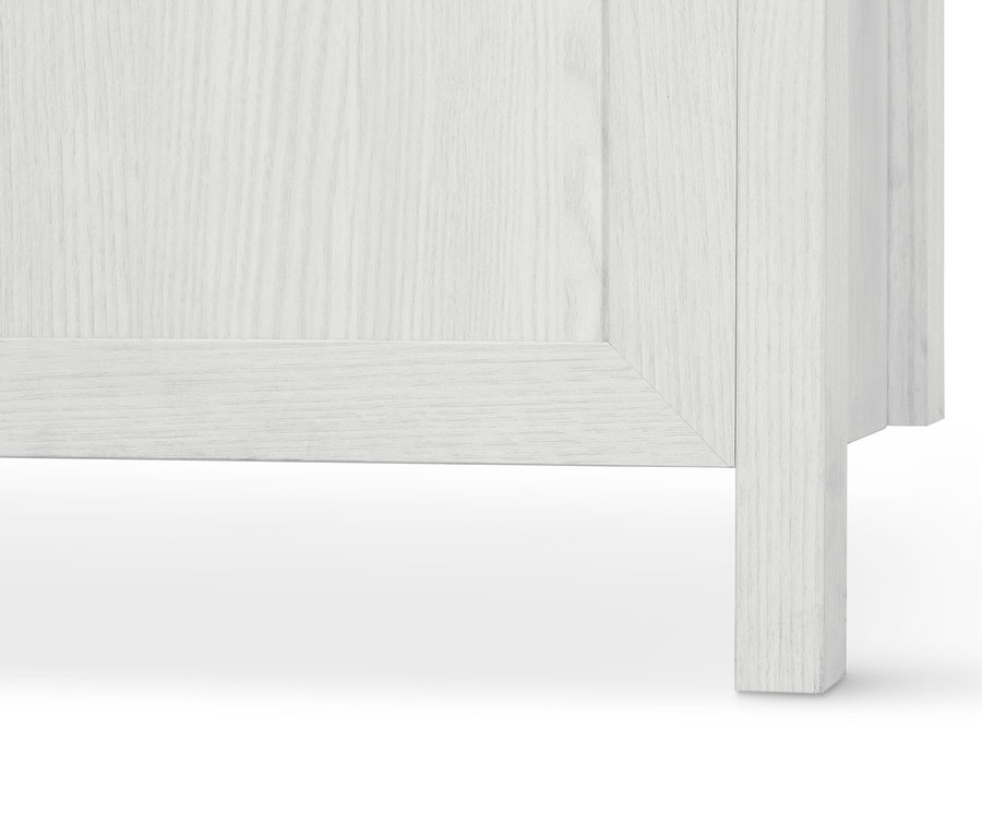 Detailansicht eines weißen Schuhschranks mit Kippern.