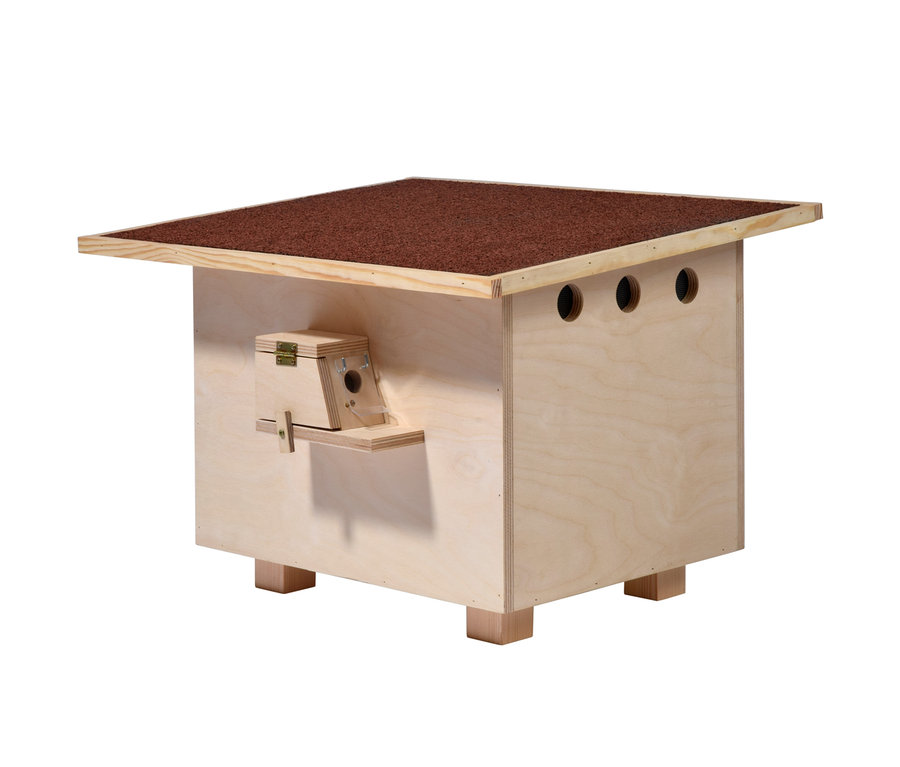 Dobar-Hummel-Nistkasten mit Füllmaterial aus Holz mit braunem Dach und kleinem Kasten.