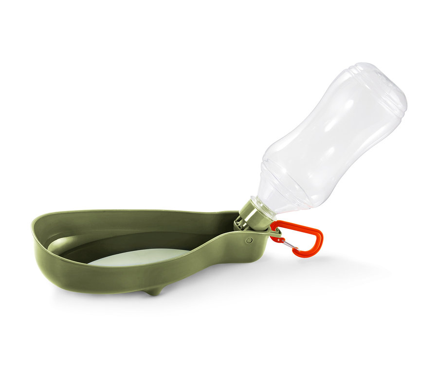 Grüne Hunde-Trinkflasche mit integrierter Trinkschale und orangem Karabiner.