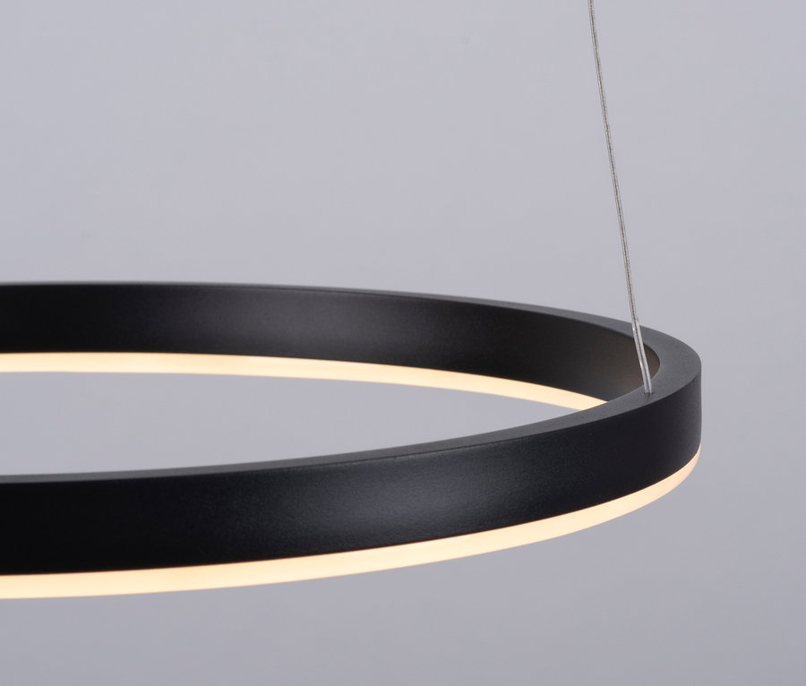 Die schwarze, ringförmige LED-Lampe JUST LIGHT LED-Pendelleuchte »Ritus« hängt an einem dünnen Draht.