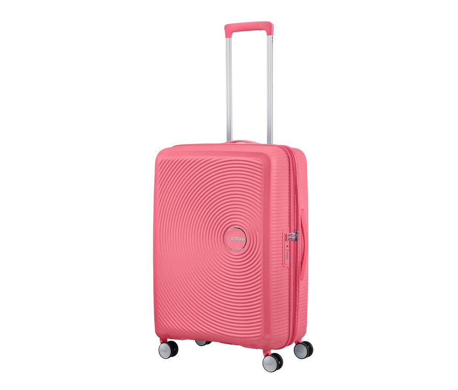 Ein mittelgrosser, sun kissed coral farbener American Tourister Hartschalenkoffer »Soundbox« Spinner vor einem weißen Hintergrund.