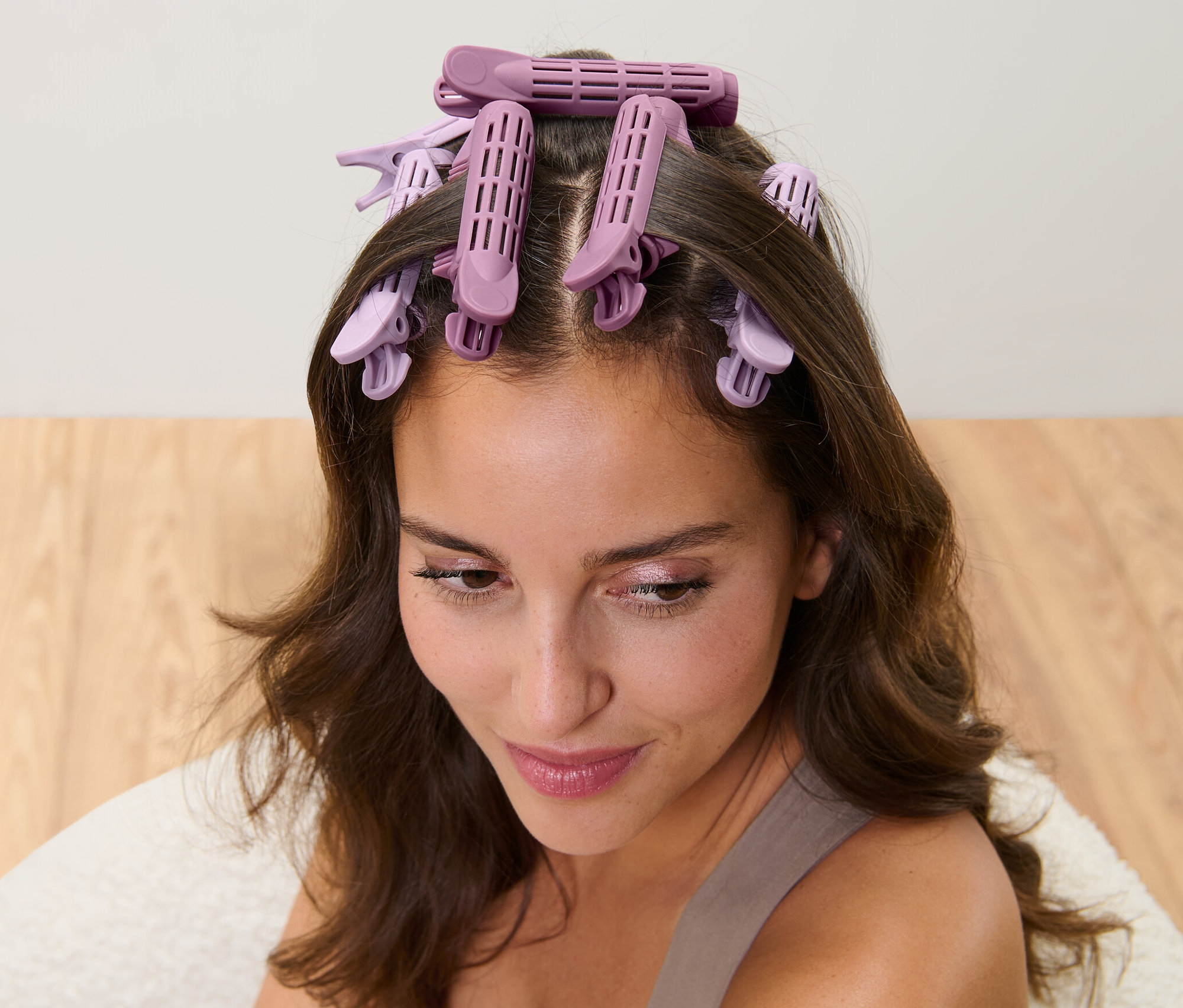 Frau setzt 6 Ansatz-Volumen-Clips ins Haar.