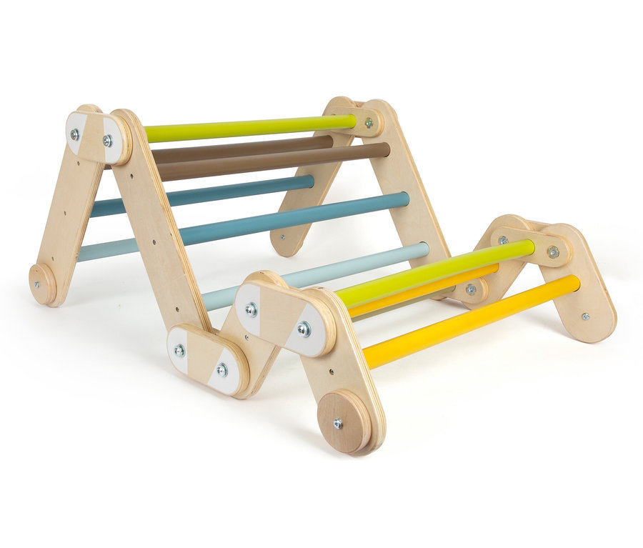 small foot Kletterdreieck »Adventure« inkl. Sprossenwand-Adapter auf einem weißen Hintergrund.