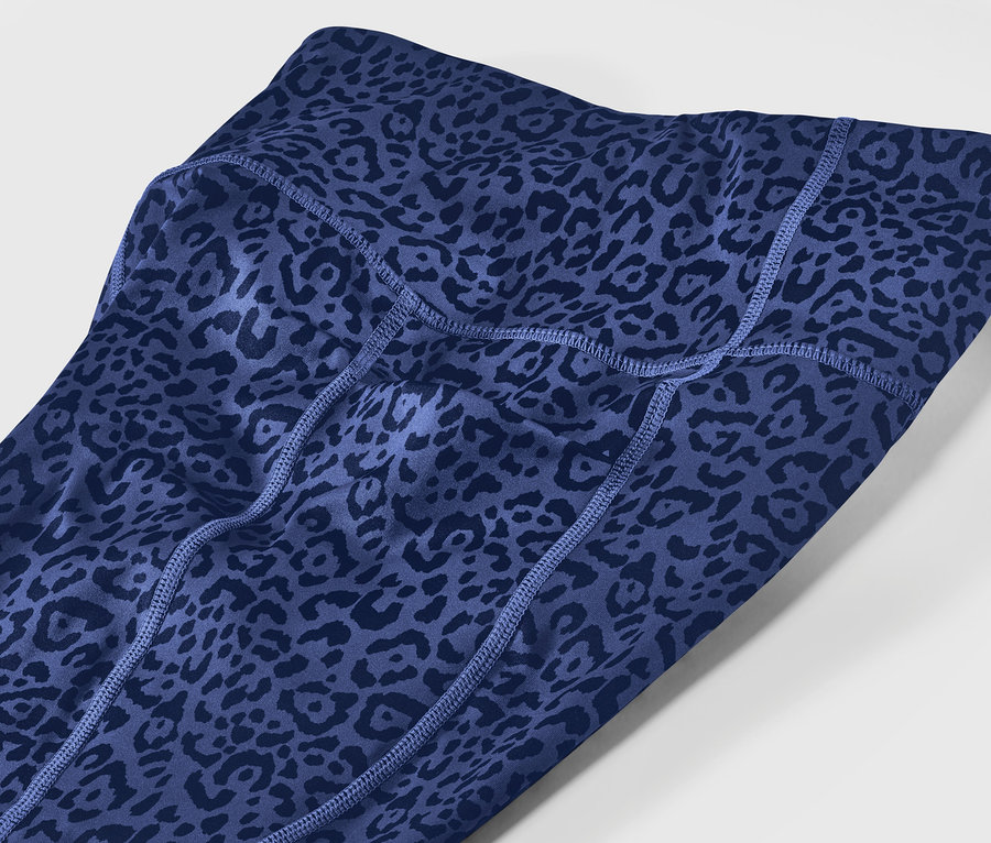 Detail einer lila Sporttight.