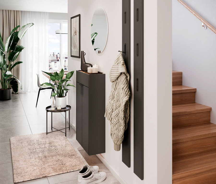 Eingangsbereich mit graphitfarbenem Mehrzweckschrank »Ameca«, Spiegel, Garderobenpaneelen, Topfpflanzen, beigefarbenem Teppich und Holztreppe.