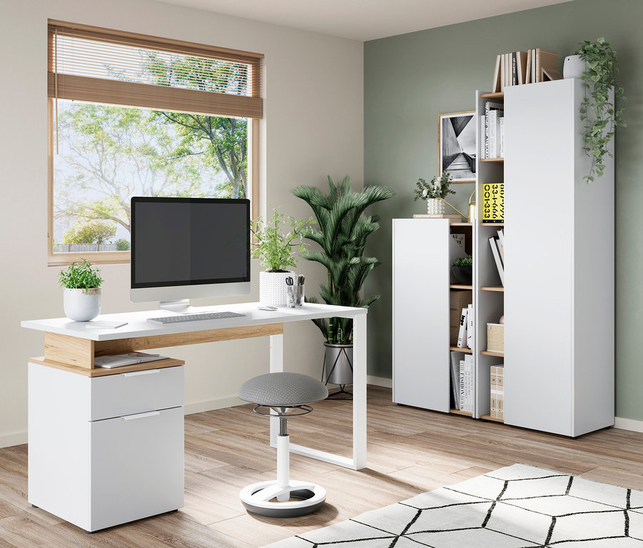 Weißer Schreibtisch mit Container und ein hoher Aktenschrank »Hasselt« in einem hellen Raum.