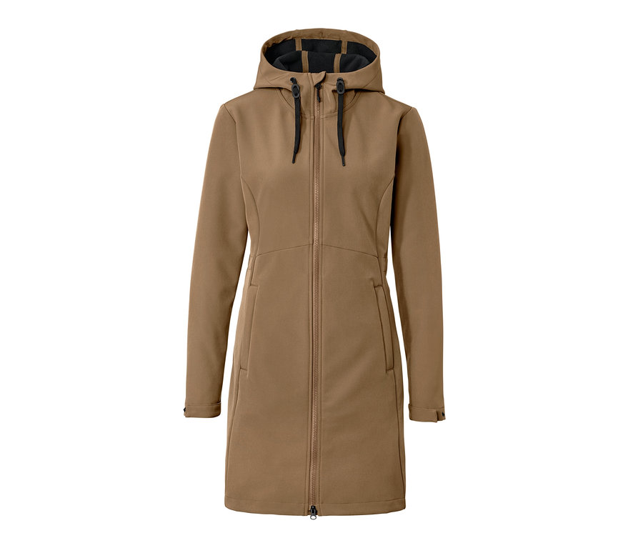 Ein nougatfarbener Softshellmantel mit Kapuze und Reißverschluss in der Mitte.