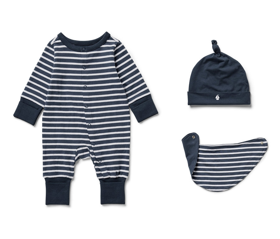 Dreiteiliges Baby-Set mit gestreiftem Strampler, Mütze und Lätzchen in Dunkelblau und Weiß.