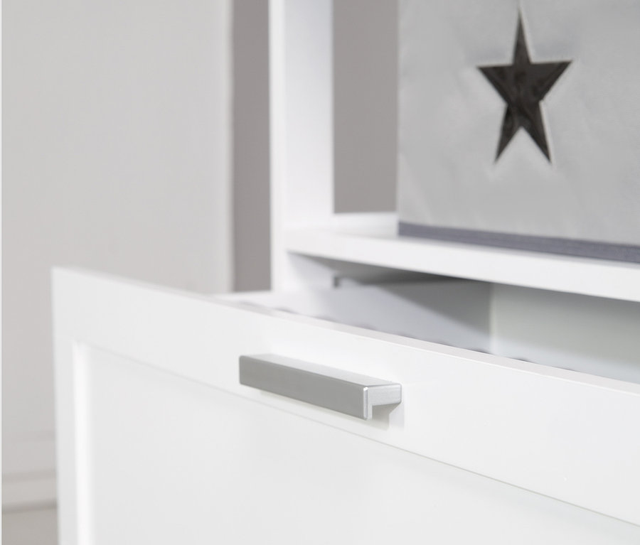 Detail einer weißen roba Wickelkommode »Hamburg« mit Wickelansatz, mit einem grauen Aufbewahrungsbehälter mit Stern.