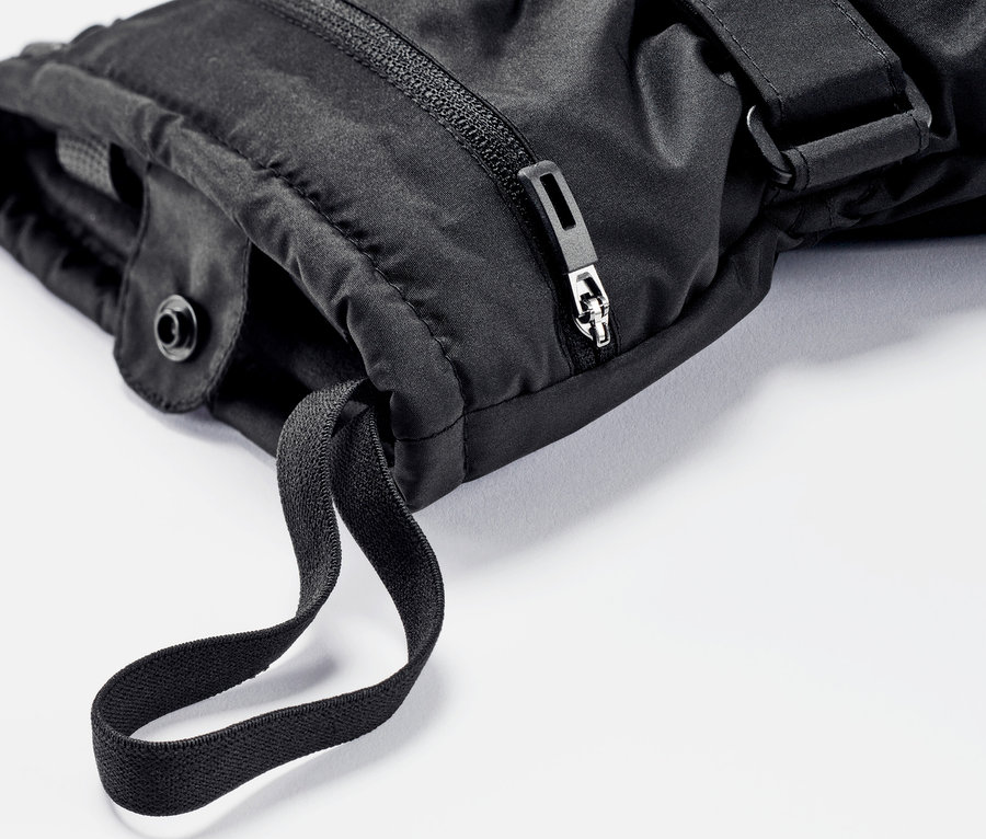 Detailansicht eines Skihandschuhs.