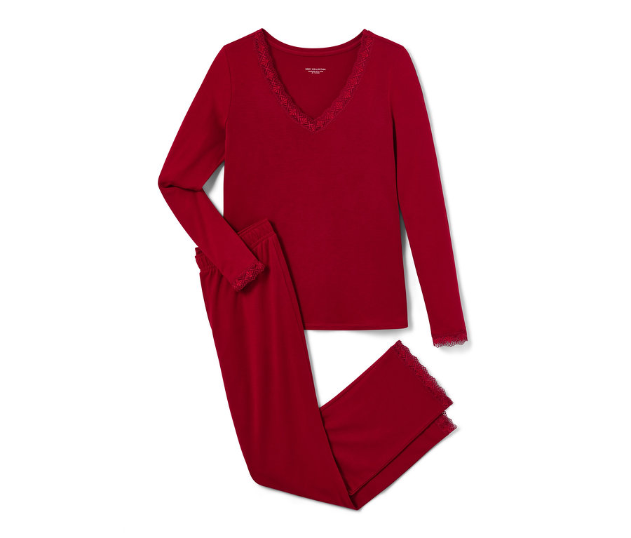 Ein roter Pyjama mit Spitzenbesatz liegt gefaltet da.