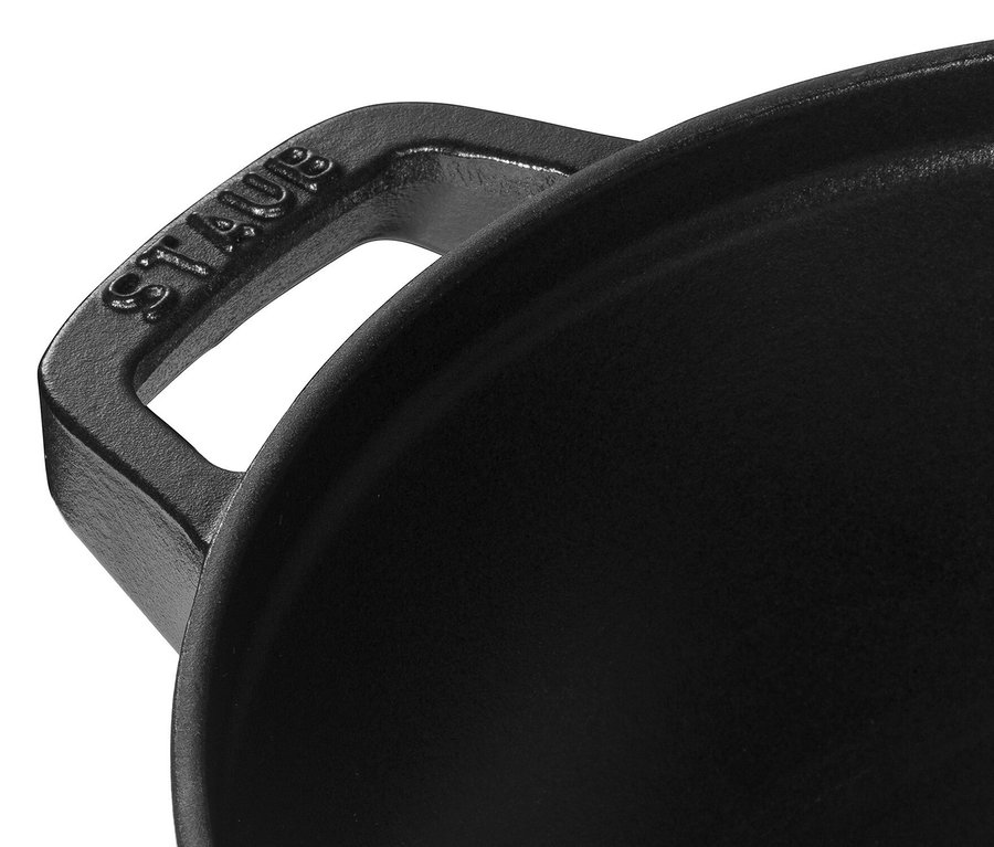 Detailansicht eines schwarzen Staub Gusseisen-Kochtopf-Sets.