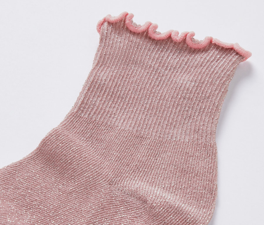 Detail einer Kinder-Socke mit Rüschen, aus 5 Paar Kinder-Socken mit Rüschen.