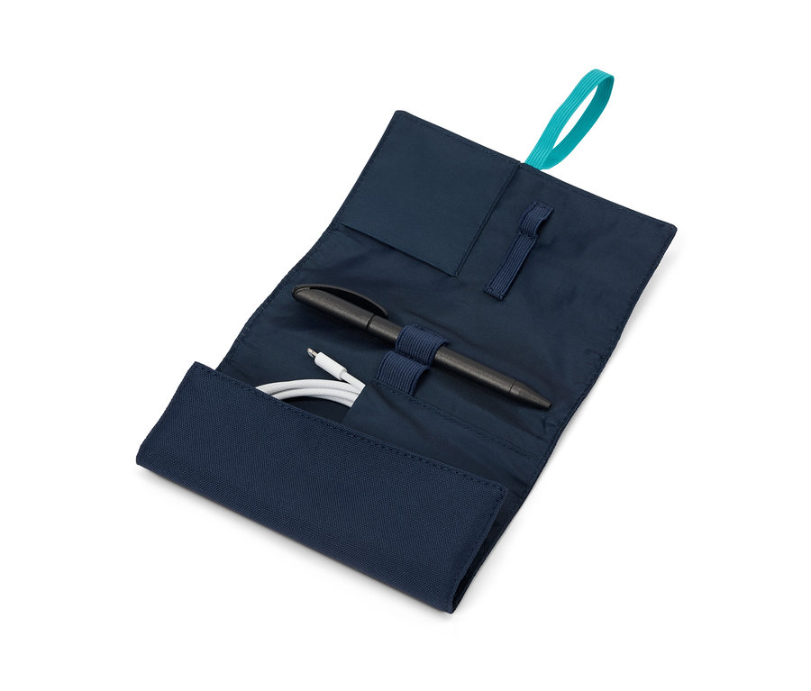 Offener blauer Reise-Kabel-Organizer mit schwarzem Stift und weißem Kabel.