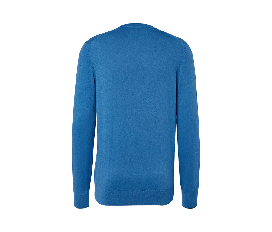 Blauer Pullover mit Rundhalsausschnitt.