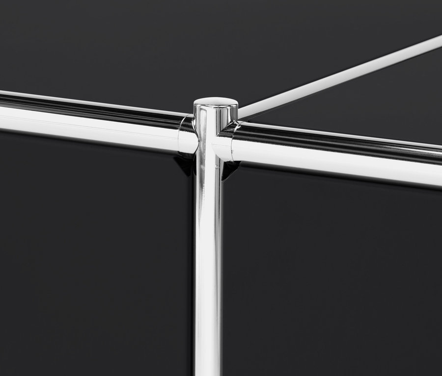 Detailaufnahme eines schwarzen CN3-Schranks mit Chromrahmen.