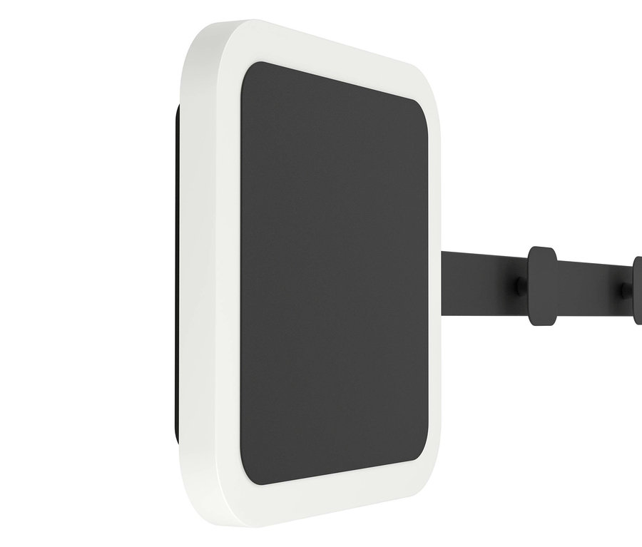 Detailaufnahme eines weißen, rechteckigen Rahmens mit schwarzer Innenfläche, der mit einer schwarzen Leiste an der Wand befestigt ist.