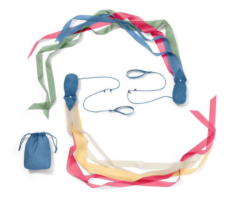 Zwei Schweif-Poi mit bunten Bändern und blauer Hülle.