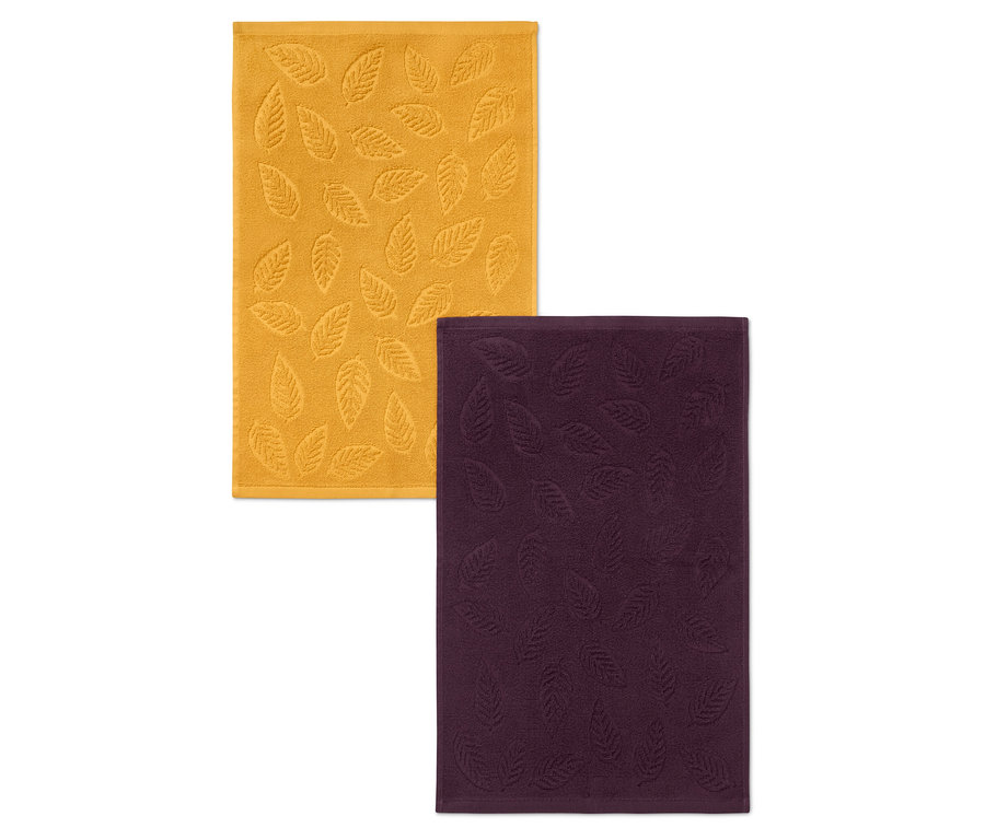 Zwei Handtücher mit Blattrelief: ein gelbes und ein violettes.
